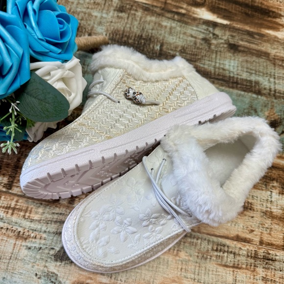 🆕 Women’s Fuzzy Slip On Shoes | #Z7 - Picture 1 of 15